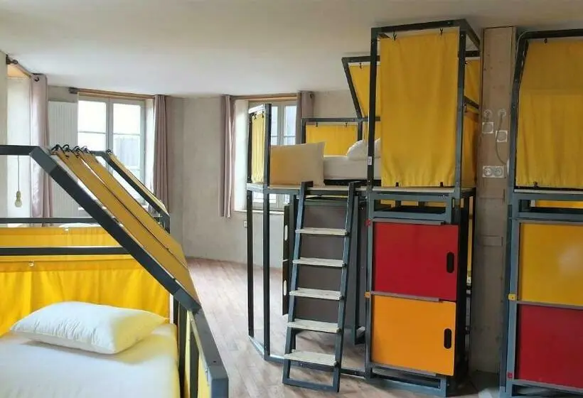 ルームシェアのワンベッド, La Maison Rouge   Backpacker Hostel