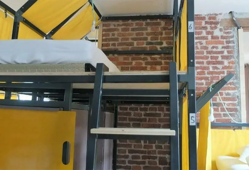ルームシェアのワンベッド, La Maison Rouge   Backpacker Hostel