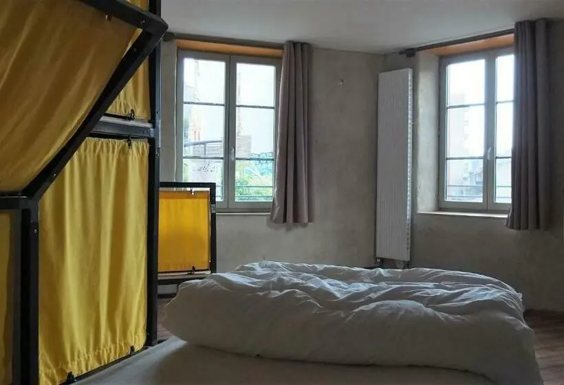 ルームシェアのワンベッド, La Maison Rouge   Backpacker Hostel