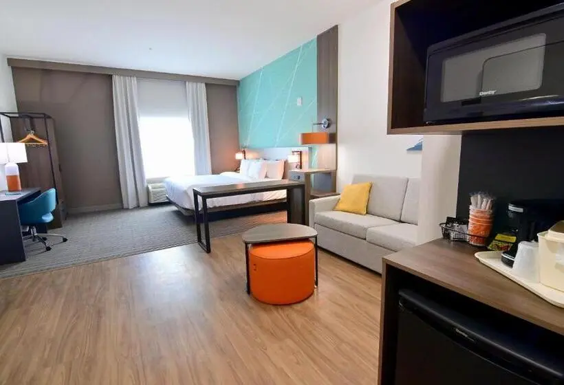 キングサイズベッドのスイートルーム, Comfort Suites Titusville Near Kennedy Space Center