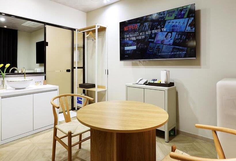 스탠다드 룸 킹사이즈 침대, Intro Chuncheon