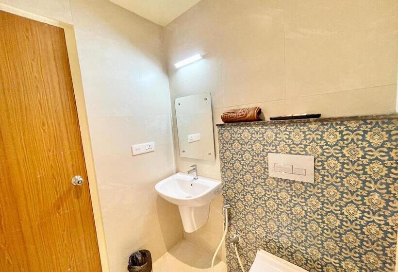 Camera Superiore Letto King, Petal ! Puri होटल पेटल হোটেল পাপড়ি హోటల్ పెటల్ Fully Air Conditioned Hotel With Lift And Parking Ca