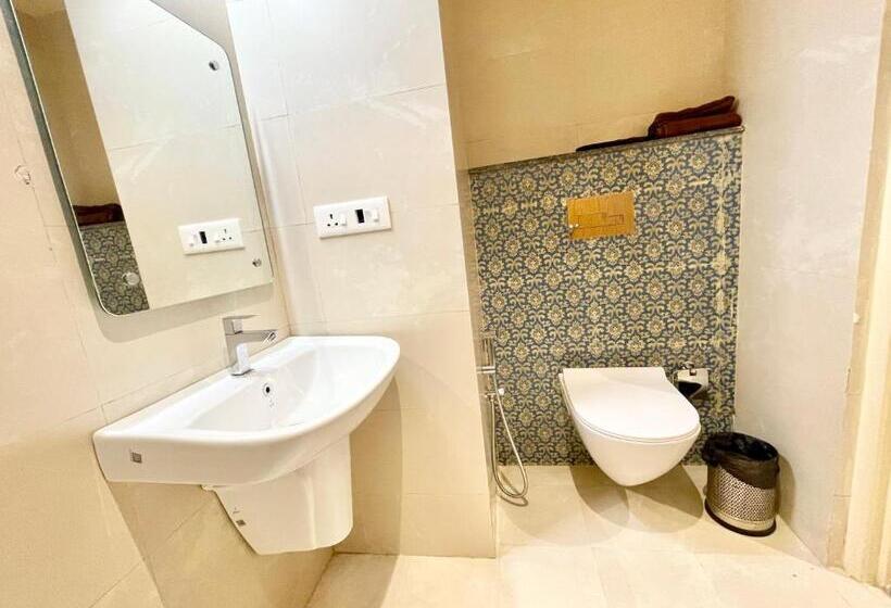 Camera Superiore Letto King, Petal ! Puri होटल पेटल হোটেল পাপড়ি హోటల్ పెటల్ Fully Air Conditioned Hotel With Lift And Parking Ca