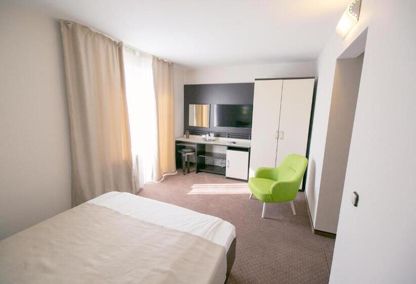 חדר סופריור, International