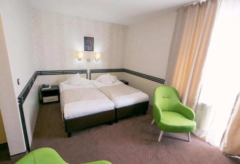 חדר סופריור, International