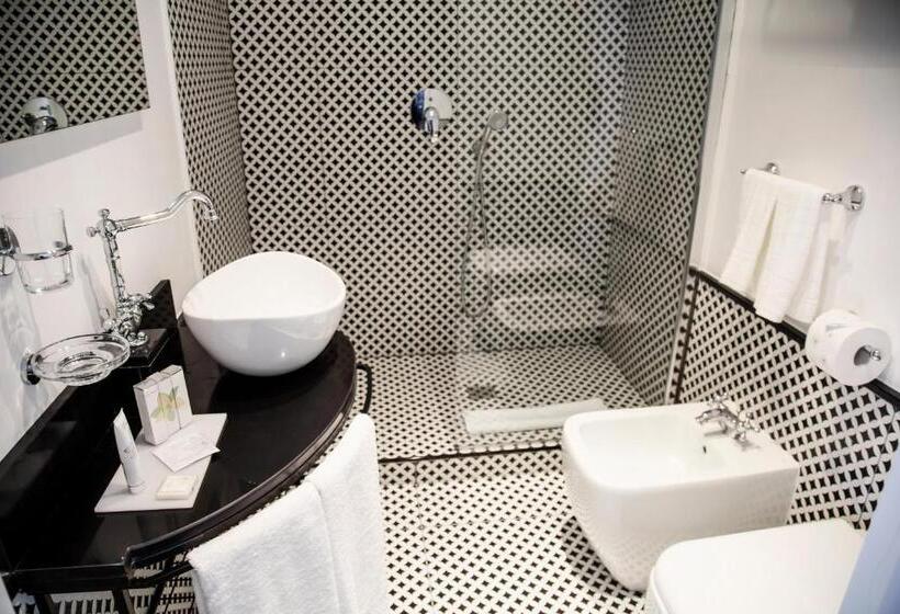 اتاق خانوادگی, Boutique Hotel Metro 900