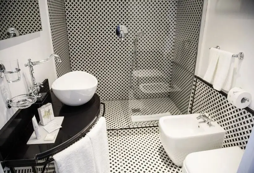 اتاق خانوادگی, Boutique Hotel Metro 900