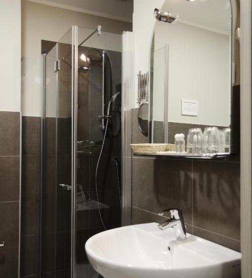 غرفة قياسية مزوَّدة بشُرفة, Giulio Cesare