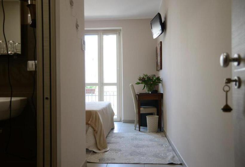 غرفة قياسية مزوَّدة بشُرفة, Giulio Cesare