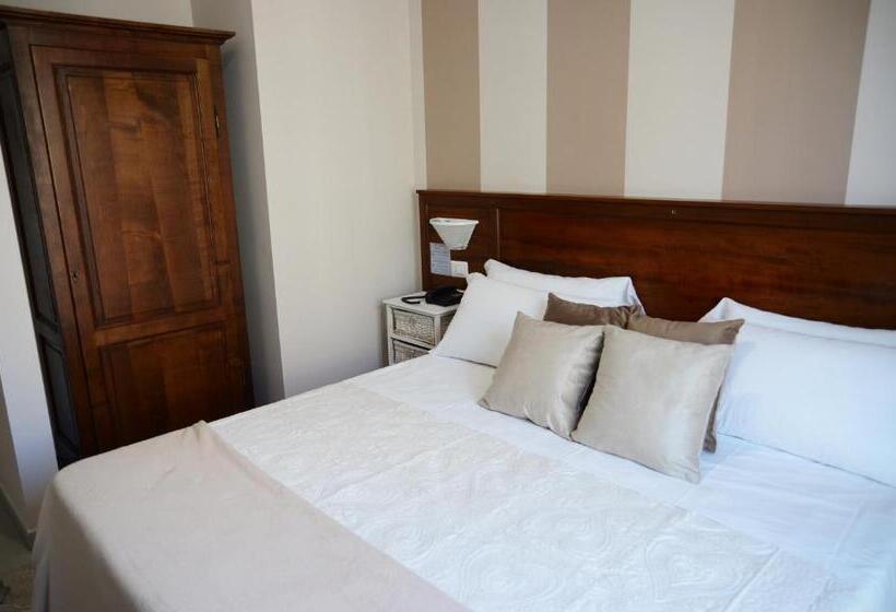 غرفة قياسية مزوَّدة بشُرفة, Giulio Cesare