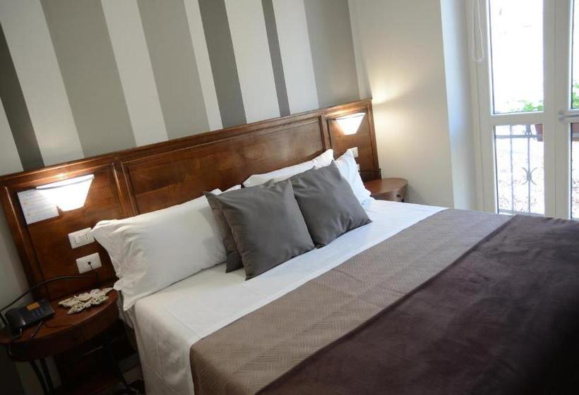 غرفة قياسية مزوَّدة بشُرفة, Giulio Cesare