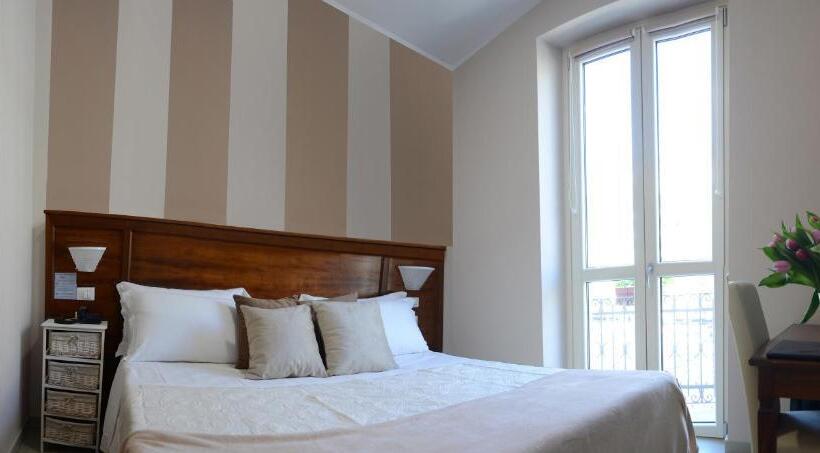 غرفة قياسية مزوَّدة بشُرفة, Giulio Cesare