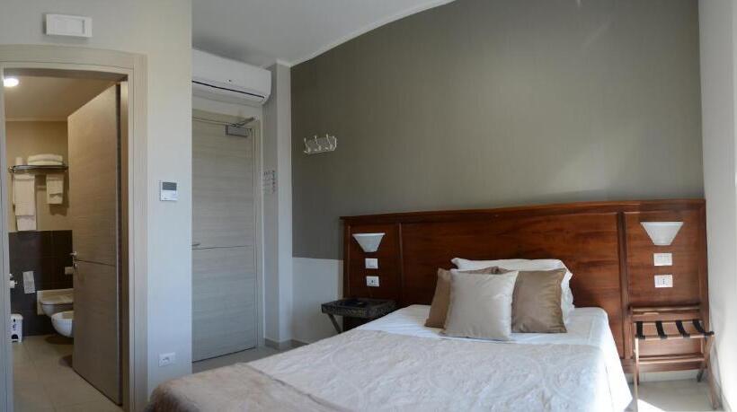 غرفة قياسية مزوَّدة بشُرفة, Giulio Cesare