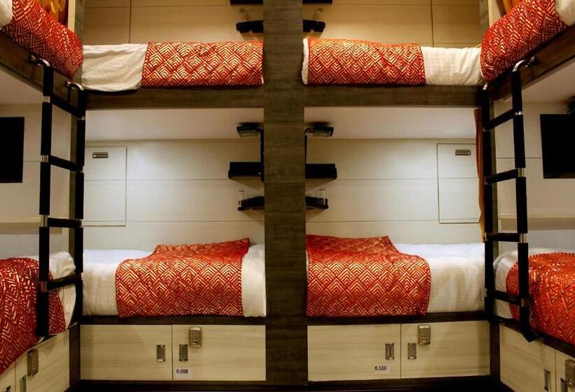 מיטה בחדר משותף, Kama International