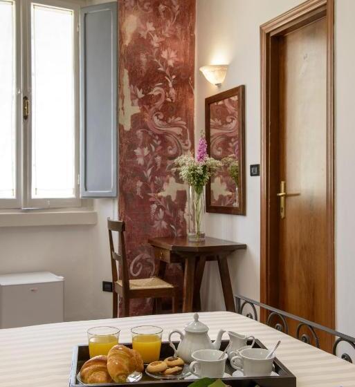 غرفة سوبيريور مطلة على المدينة, Porta Marmorea