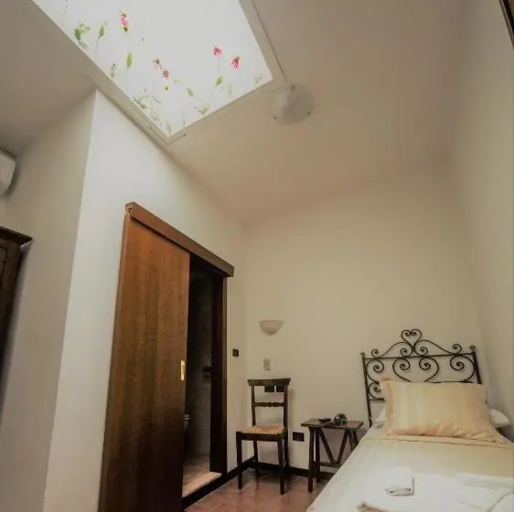 シングルベーシックルーム, Porta Marmorea