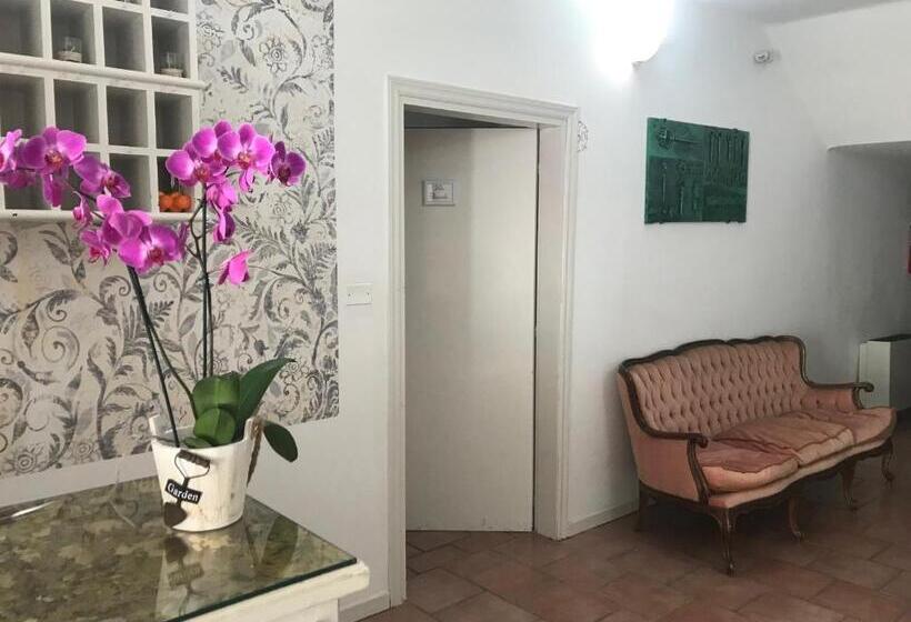 غرفة إقتصادية ثلاثية, Porta Marmorea