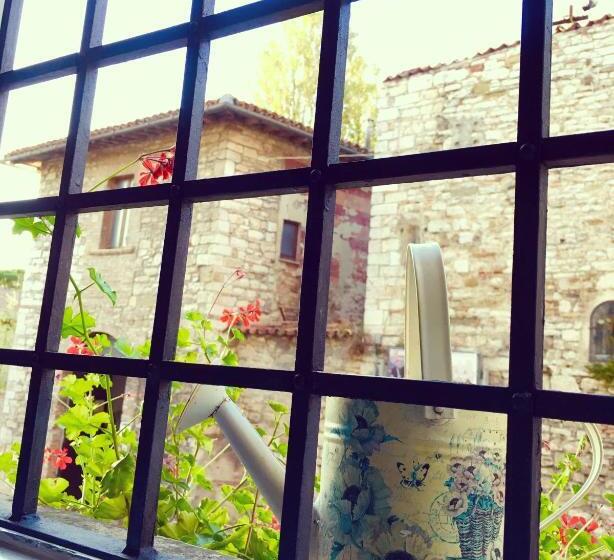 غرفة إقتصادية ثلاثية, Porta Marmorea