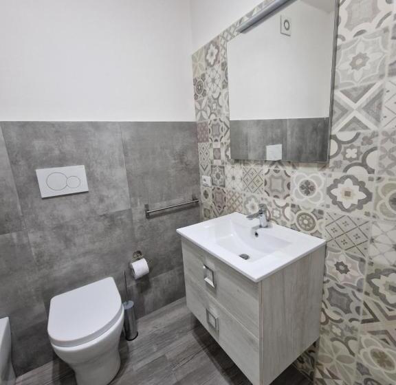 شقة غرفة واحدة, Porta Marmorea