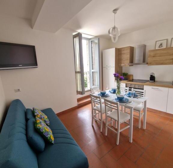 شقة غرفة واحدة, Porta Marmorea