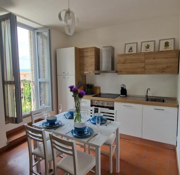 شقة غرفة واحدة, Porta Marmorea