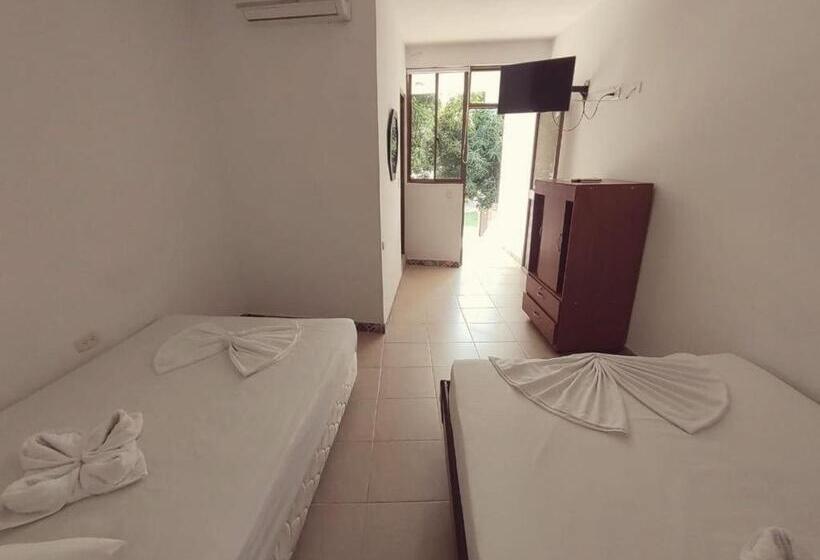 اتاق استاندارد سه نفره, Restaurante Versalles