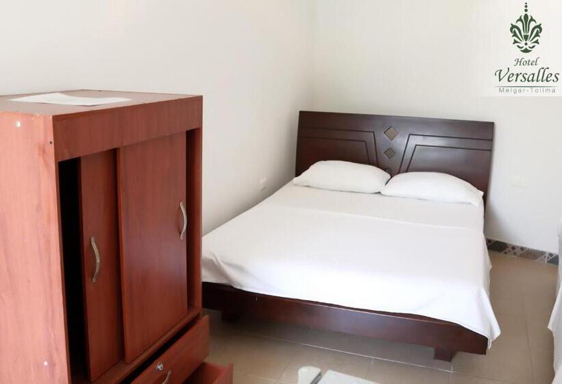 اتاق استاندارد سه نفره, Restaurante Versalles