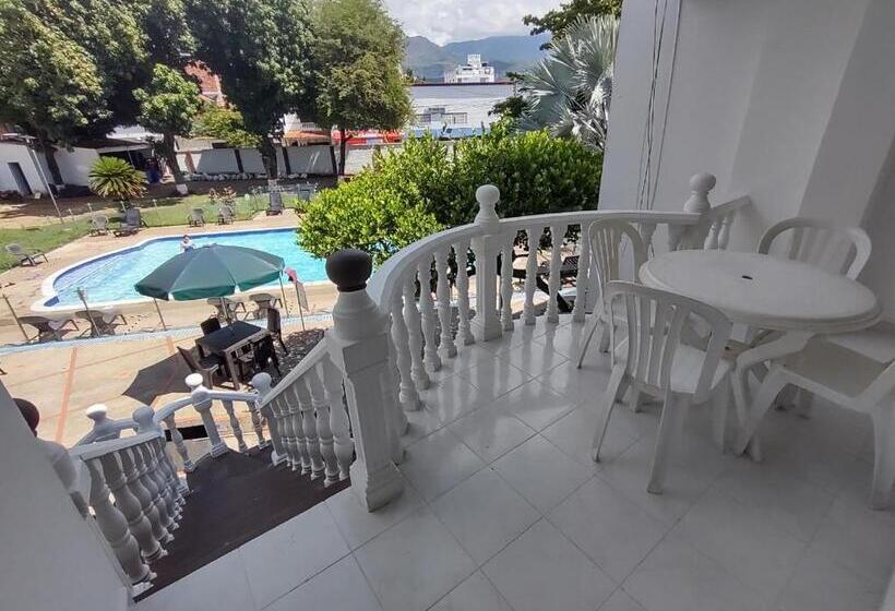 اتاق استاندارد چهارنفره با بالکن, Restaurante Versalles