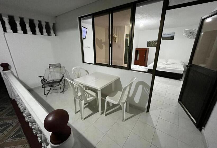 اتاق استاندارد چهارنفره با بالکن, Restaurante Versalles