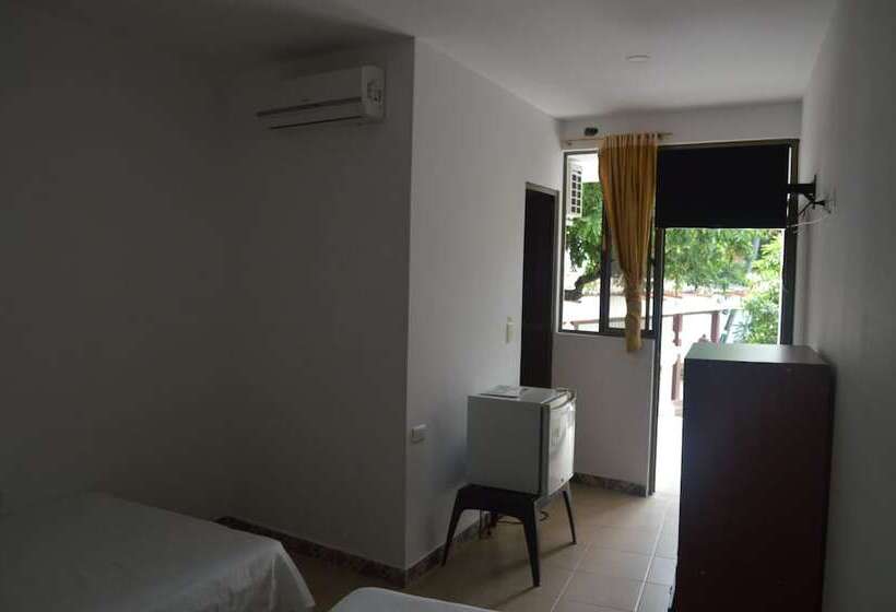 اتاق استاندارد سه نفره, Restaurante Versalles