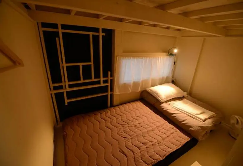 ルームシェアのワンベッド, Taketa Ekimae Hostel Cue