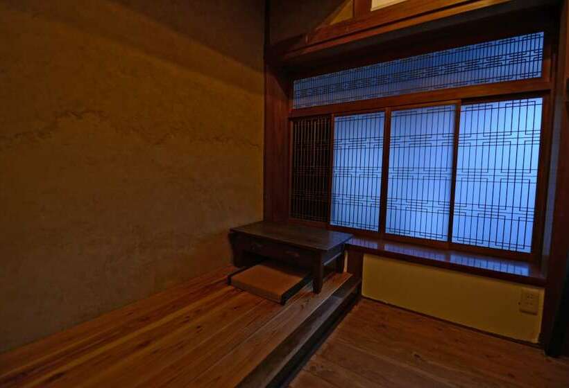 Кровать в Общей Комнате, Taketa Ekimae Hostel Cue