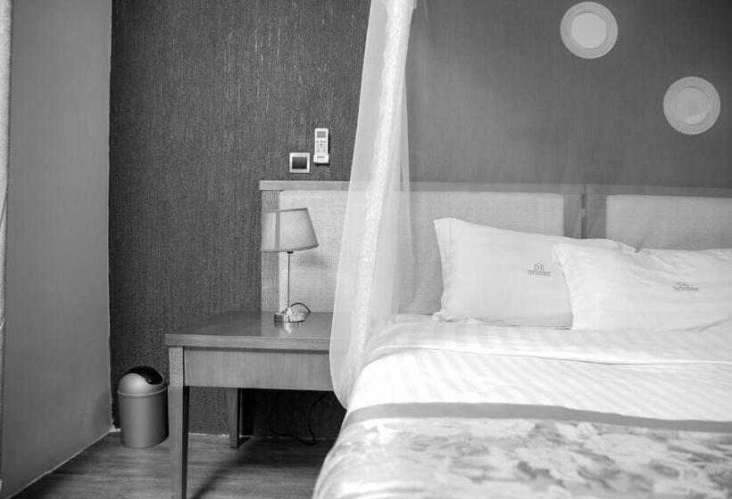 اتاق لوکس, The Mansion