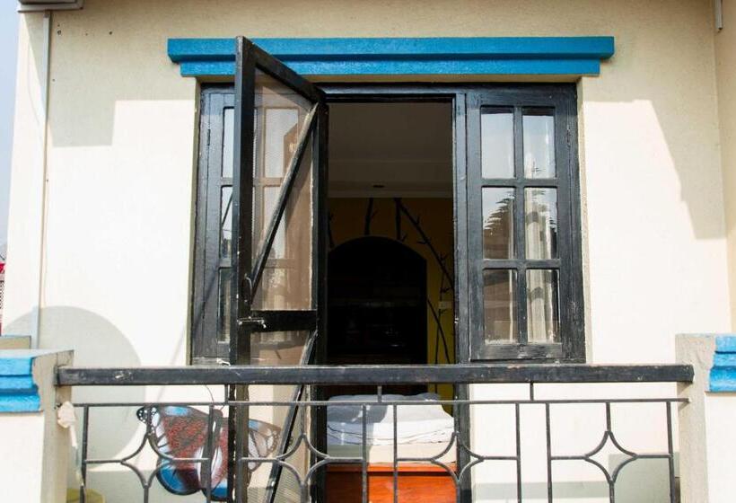 اتاق لوکس با بالکن, Wander Thirst