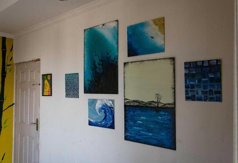 اتاق لوکس با بالکن, Wander Thirst