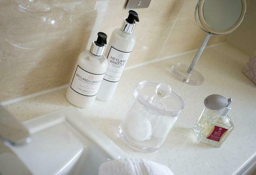 غرفة قياسية, The Old Manor House