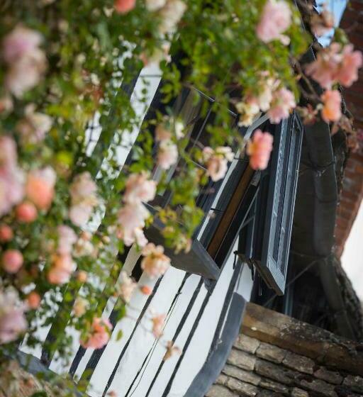 غرفة قياسية, The Old Manor House