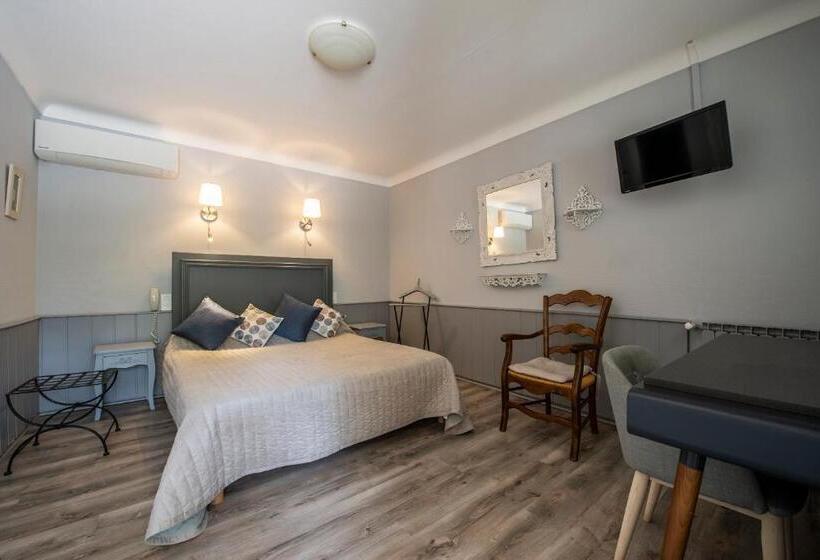 غرفة قياسية مزوَّدة بتراس, Les Florets