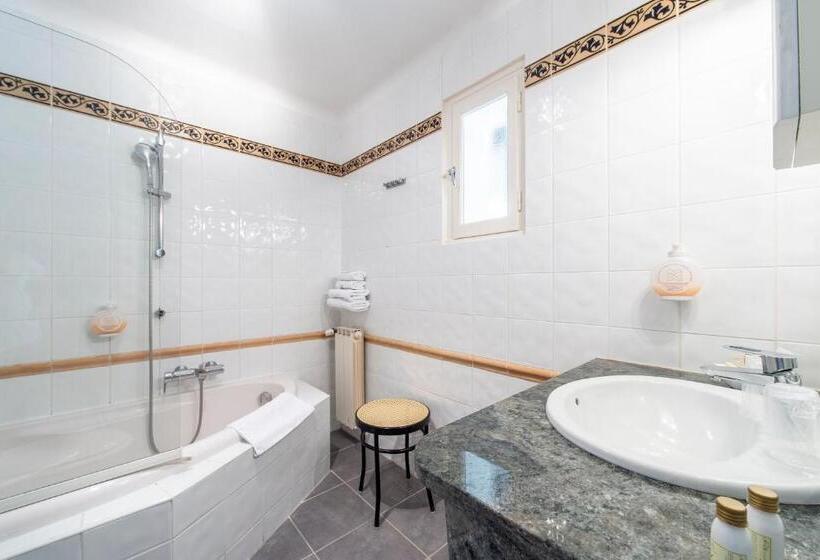 غرفة قياسية مزوَّدة بتراس, Les Florets