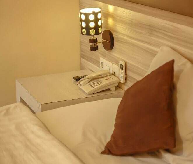 スーペリアールーム, Red Chilies