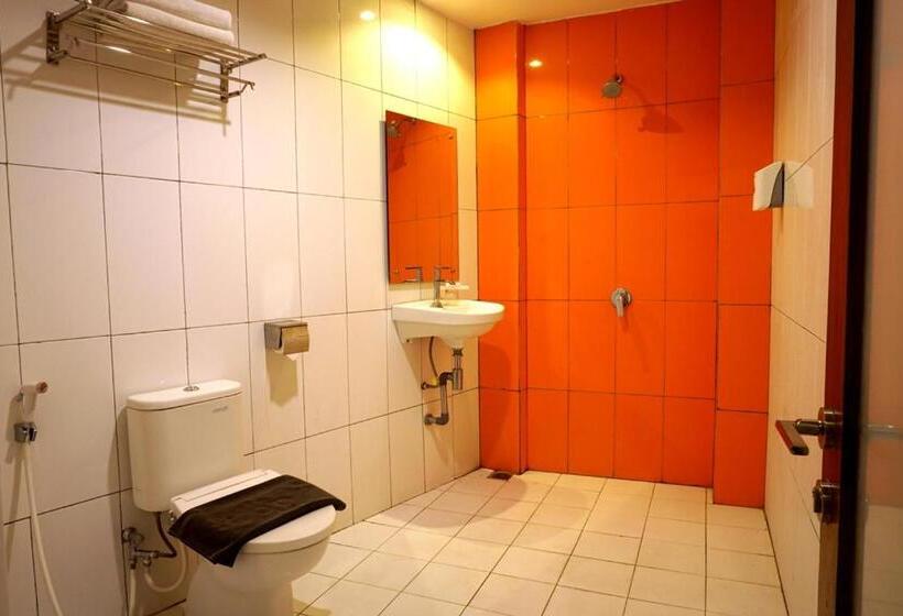 デラックストリプルルーム, Red Chilies