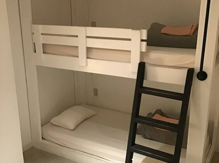 חדר סטנדרט לשלושה עם חדר אמבטיה משוף, The Lanai Hostel