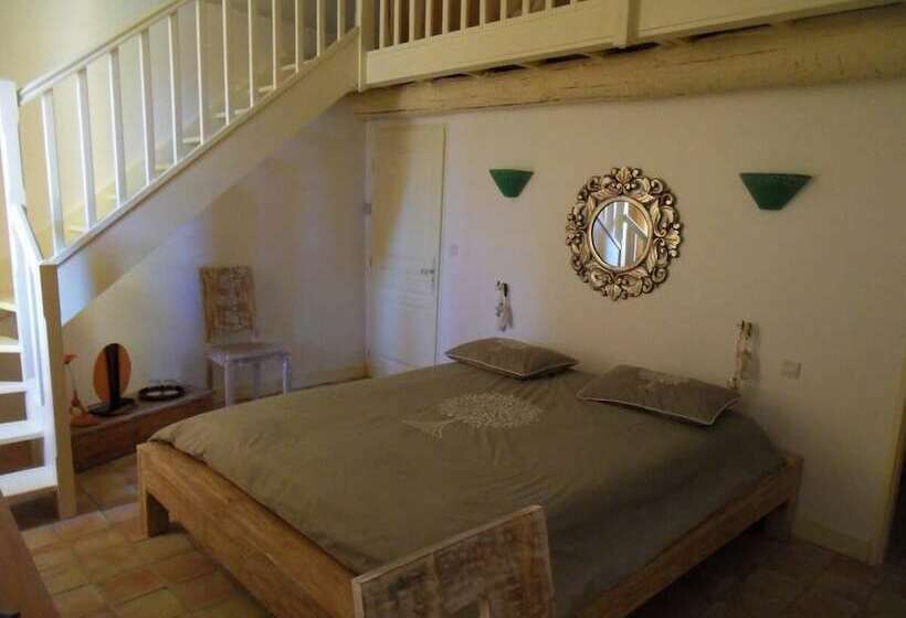 اتاق خانوادگی با چشم‌انداز کوه, Domaine De L Olibaou