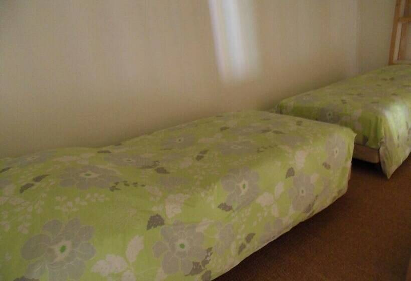 اتاق خانوادگی با چشم‌انداز کوه, Domaine De L Olibaou