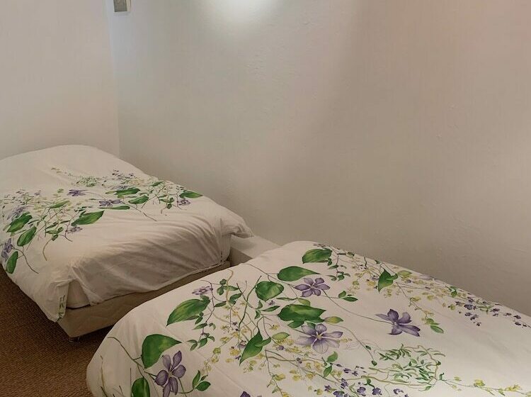 اتاق خانوادگی با چشم‌انداز کوه, Domaine De L Olibaou