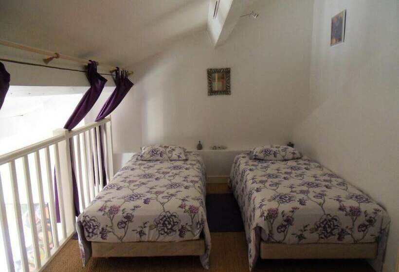 اتاق خانوادگی با چشم‌انداز کوه, Domaine De L Olibaou