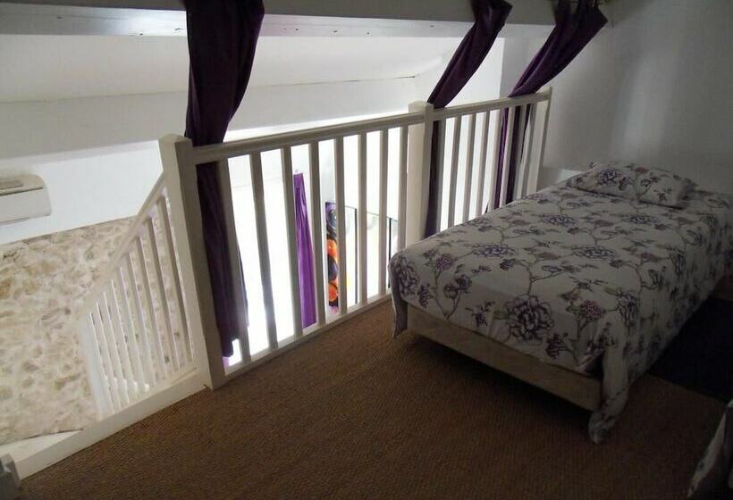 اتاق خانوادگی با چشم‌انداز کوه, Domaine De L Olibaou