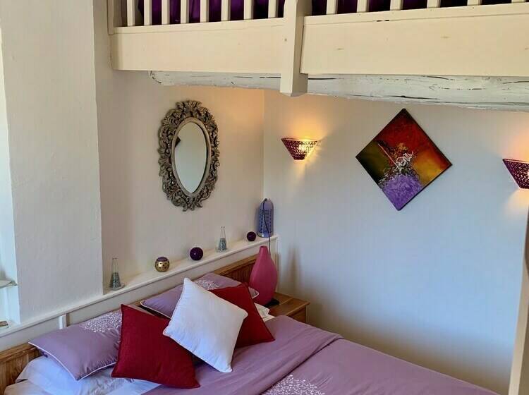 اتاق خانوادگی با چشم‌انداز کوه, Domaine De L Olibaou