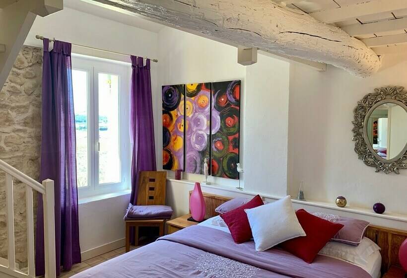 اتاق خانوادگی با چشم‌انداز کوه, Domaine De L Olibaou