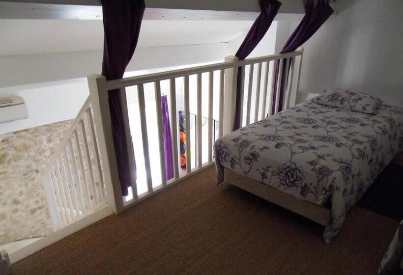 اتاق خانوادگی با چشم‌انداز کوه, Domaine De L Olibaou